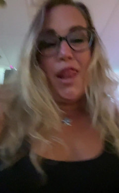 Lily Bay: Pravidelně ponižuji sebe... ale sakra jeho moje oblíbená dveřní píseň