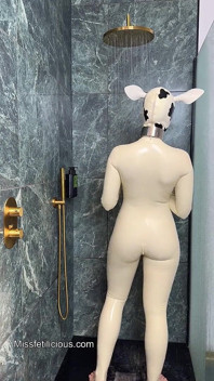 Vache en latex se déshabille sous la douche