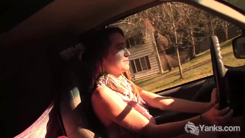 Yanks: Yanks babe Chloe Randall masturbates in the car