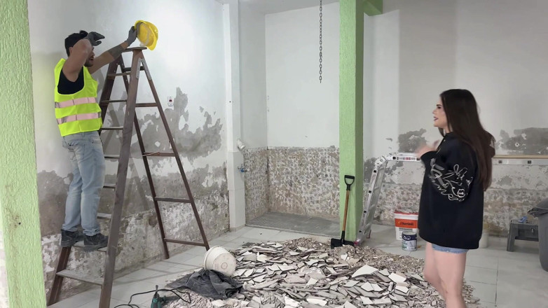 Larissa TS: Brazilian Trans Fucks the Bricklayer's Ass