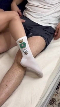 Mi pequeño hijastro intenta manejar el gran palo de su padrastro