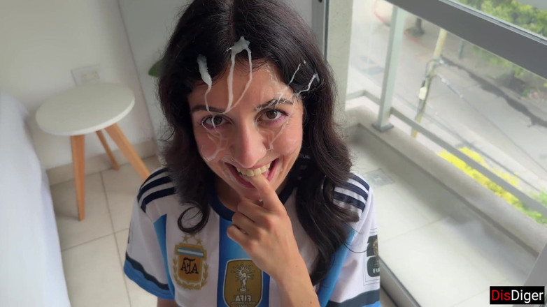 Dis Diger: Futbolcu Katty West, seks stadyumunun yakınında bir hayranı yakaladı.