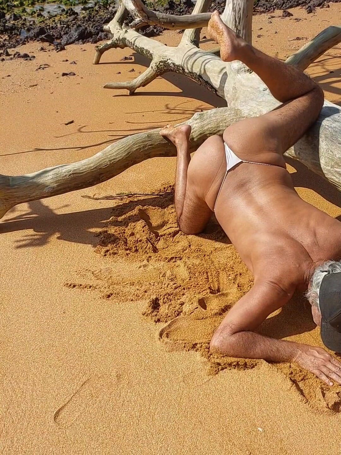 Ladysilvas: Ladysilva Crossdresser în chiloți pe plajă