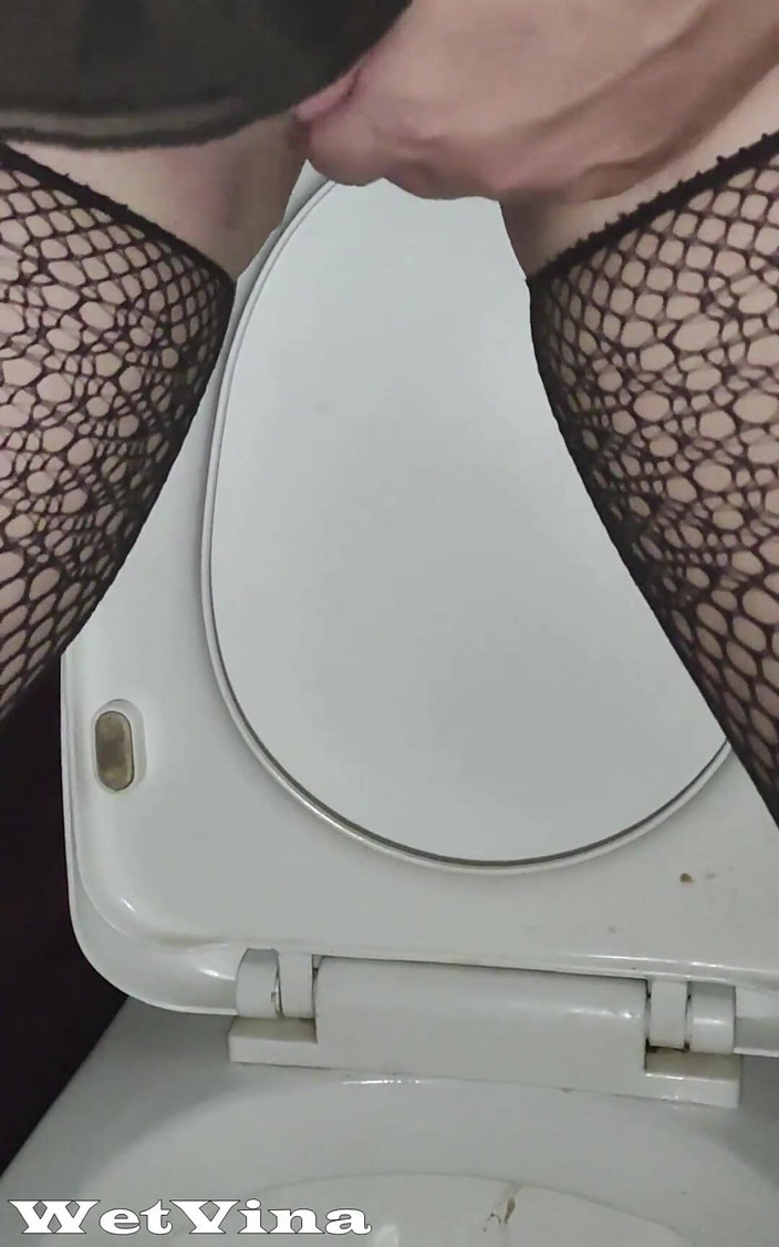 WetVina: Disperata pipì primo piano in bagno