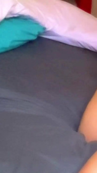 Une grosse chaudasse à forte poitrine reçoit un creampie en levrette - Mme Zina Gabon