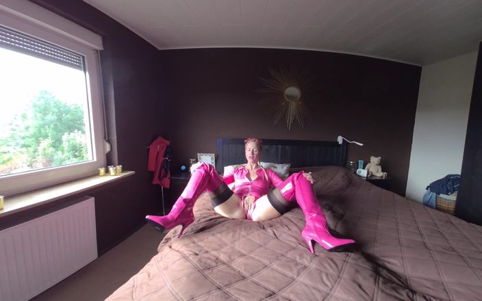 BlondeHexe VR: Fata roz te lasă să te masturbezi