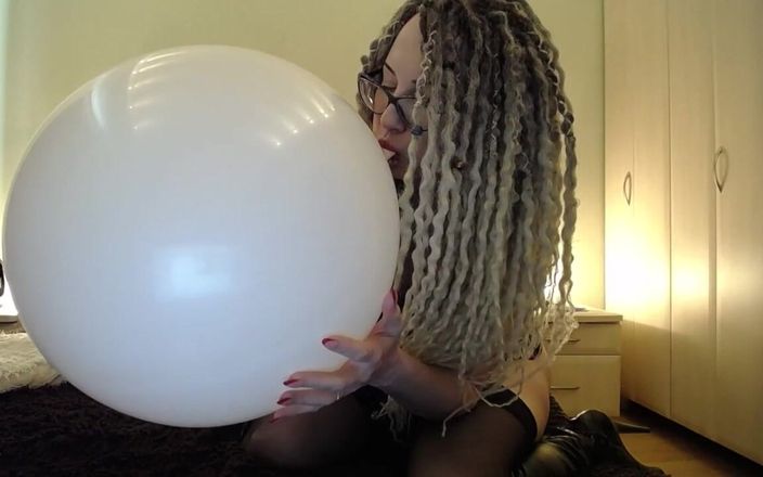 Bad ass bitch: Vit stor ballon blåser sedan pop med röv