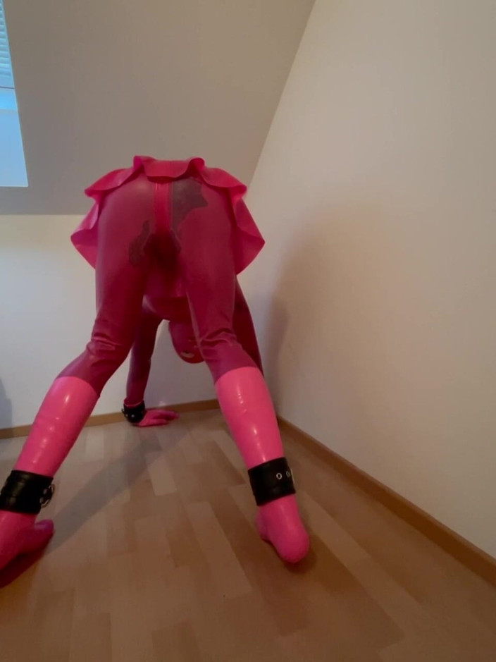 PervyLara: La sissy slavegirl di gomma rosa fullrubber tre strati in...