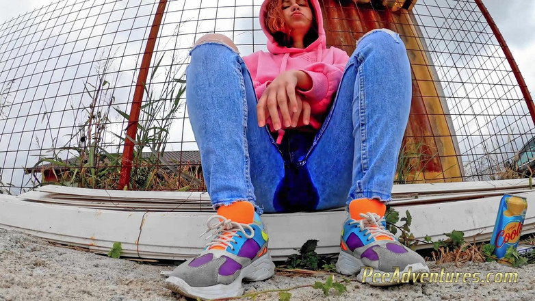 Pee Adventures: Chcaní přes její těsné modré džíny venku