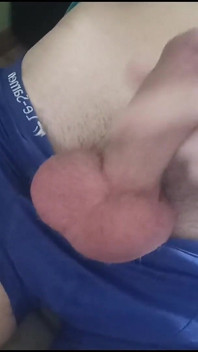 青いパンツを履いたハンサムな男が彼のジューシーなコックをシコシコし、自分自身に熱いザーメンで終わります