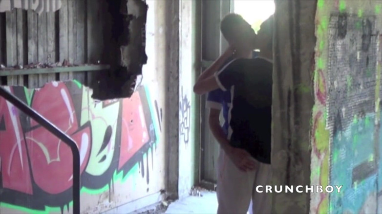 Crunch Boy: Deux mecs Français sexy baisent dans la nature