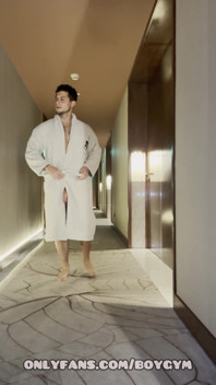 Grote homo-piktentoonstelling in het hotel na de seks