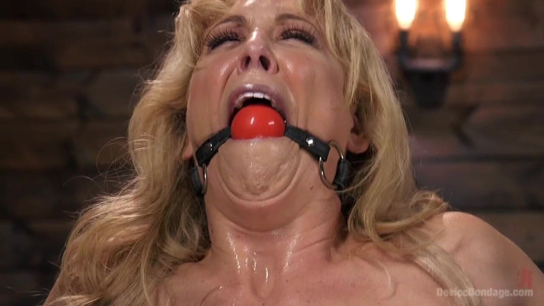 Kink: Atletická milf šukací hračka Cherie Deville potrestána v bondage a Sybian !!