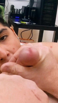Queer bebek inek erkek arkadaşının yarağını emiyor