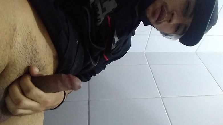 AlexAlejandro13: 男がバスルームに座っている