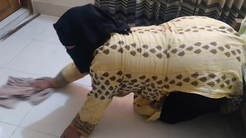 Aria Mia: Büyük götlü desi üvey anne oğlunun arkadaşı tarafından anal sikiliyor!