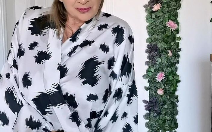MariaOld: Heiße vollbusige oma verführt dich mit einem sexy striptease