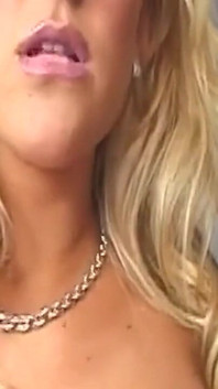 Loira milf engasga com pau grande e depois é fodida com força