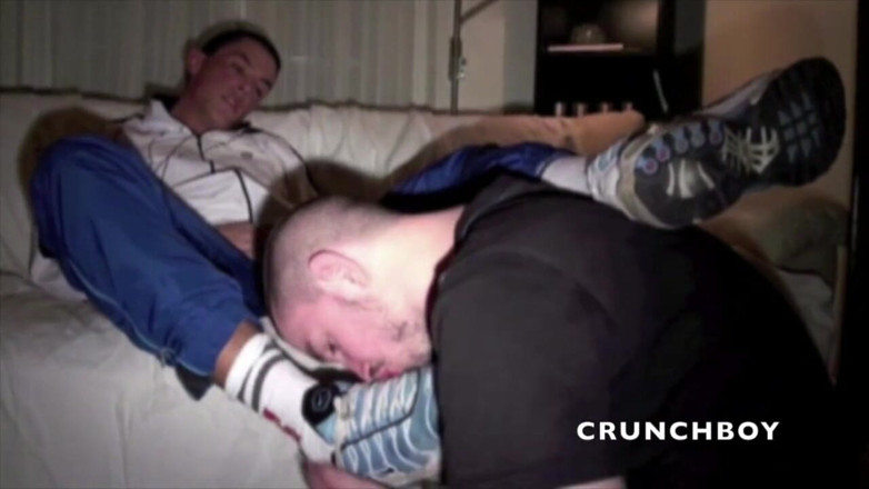 Sneaker gay: Snifing feet and sneakers during sex