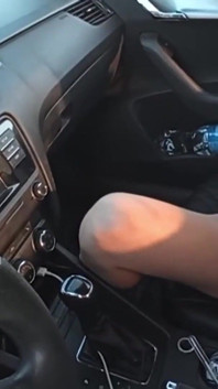 Дівчина з красивим тілом позує в полі