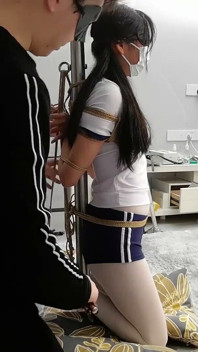 Beyaz çoraplı kız arkadaşı iple demir bir direğe bağlanmış, bacakları asılı kalmış, vibratörler her yere gıdıklanmıştı