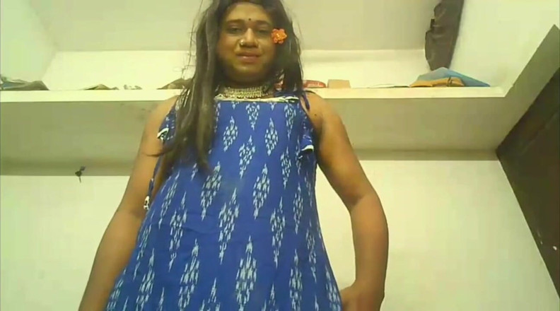 akhilzq: Indian Shemale Exposing Boobs and Shakeing Huge Ass