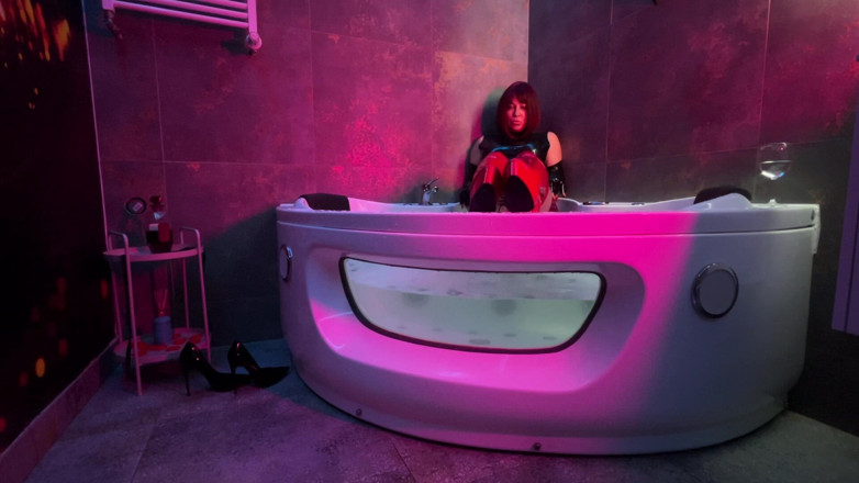 Dominatrix Miss Patricia Stark: Stăpâna face baie în latex și cizme