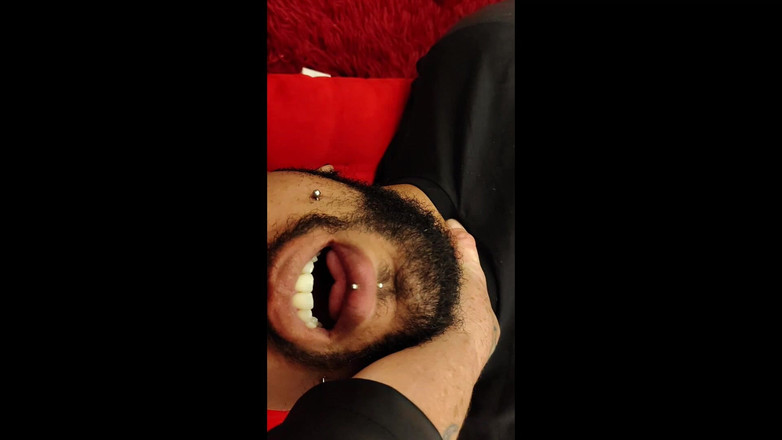 Tiffany Montavani: 面接でマッサージ師が罰せられ、ティファニーは彼に小さな足で遊ぶことを強制しました。