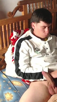 Hetero kouká na porno, dokud nepřijde lahodně, jeho péro je tak tvrdé