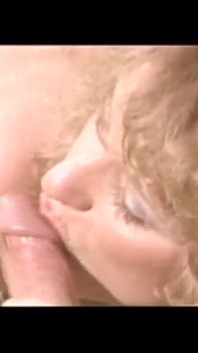 Echte retro-MILF mit schönen titten, arsch von zwei großen schwänzen gefickt und in den mund gespritzt