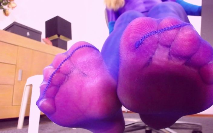 Nylon fetish 4u: Sexiga fötter i ren violett strumpbyxor, lila strumpbyxor - vita pedicured...