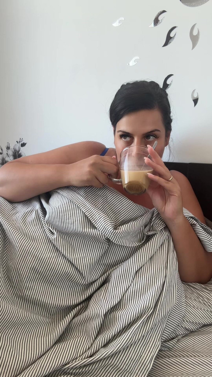 Young_strawberry: Marido assiste filme enquanto você engravida sua madrasta
