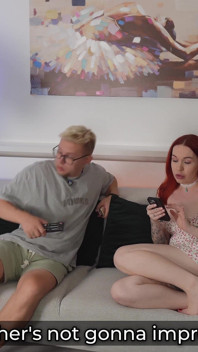 Oral creampie styvson förvånade styvmamma med sin stora kuk och enorma sperma medan vi tittade på TV
