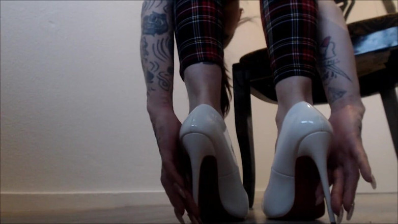 Inkeddutch: Piedi altamente inarcati di Louboutins neri e bianchi JOI