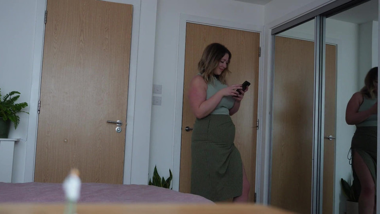 Sasha Curves: La sorellastra gigantessa ti sorprende a guardarti