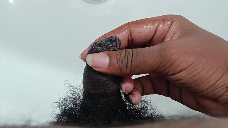 NewDickInTown: Une bite à la tête rose éjacule dans l’évier - éjaculation savoureuse par un...