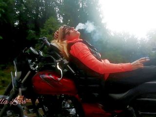 Real fun & fetish: Bionda con labbra rosse che fuma sensualmente sulla bici rasta...