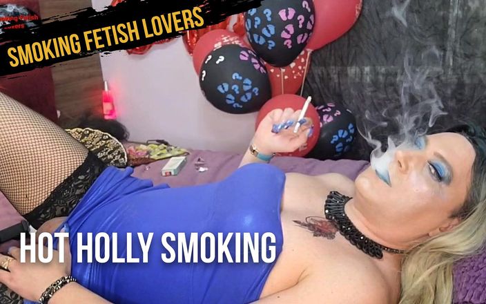Smoking fetish lovers: Hot Holly sigara içiyor