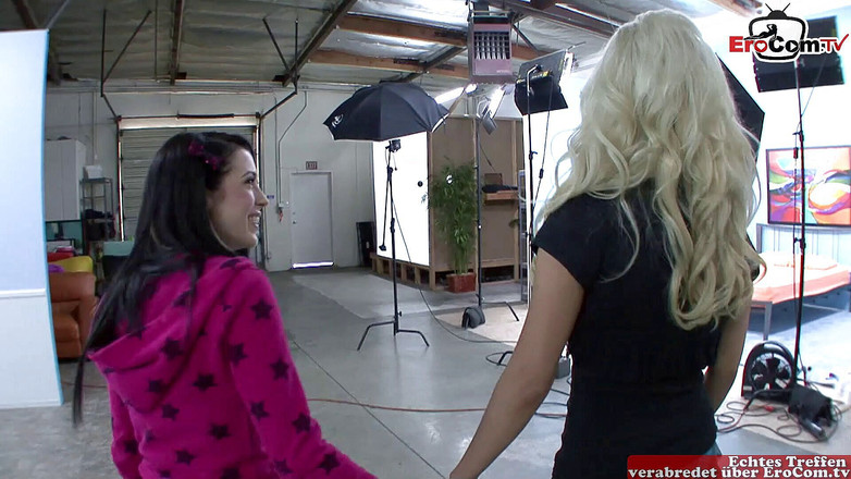 EroCom: 레즈 섹스 중 오버크니 부츠와 나일론을 입은 어린 레즈 소녀들