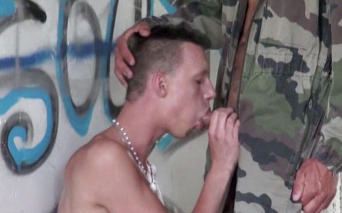 Crunch Boy: Feminate gay knullad av militär med massiv kuk