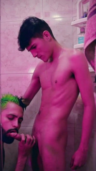 Camilo Brown fångade heta twink Andres Zp ryckade till honom och bjöd in honom i duschen för en fantastisk avsugning