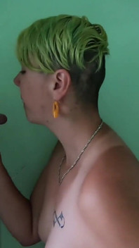 Kutas ssący przez gloryhole i połykanie
