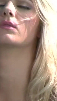 Si blonde dengan tubuh mengambil dua lelaki untuk penembusan berganda