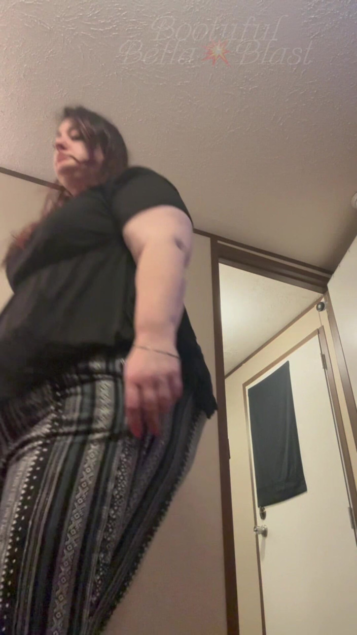 BellaBlast: Compilation di scoreggia in leggings 2: la bbw gassa viene strappata...