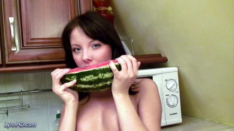 Goldwin pass: La mia sorellastra gioca con un melone