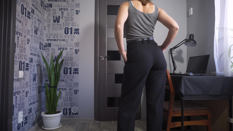 Teasecombo 4K: 비서 바지 너무 쪼이는 그래서 그들은 벌리고