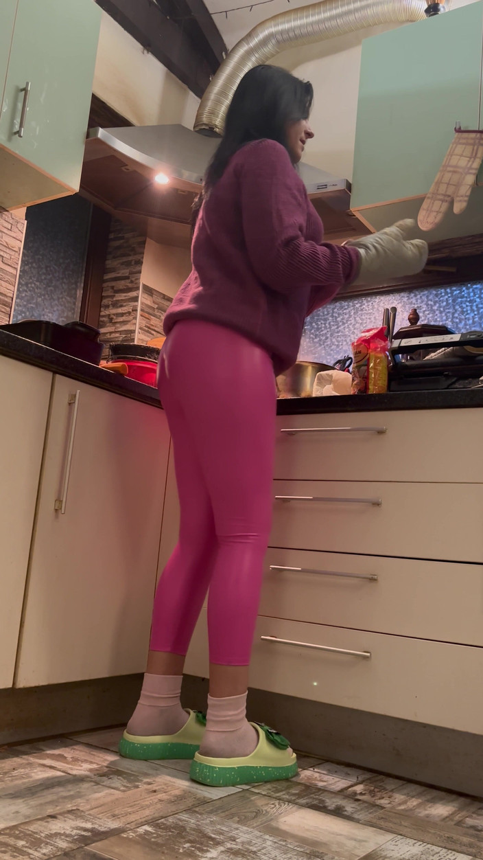 MilfyCalla: Рожеві шкіряні легінси та верблюжа лапка дражнять на кухні