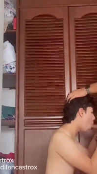 Carino giovane gay viene scopato duro senza preservativo da un ragazzo etero fino a quando non viene dentro il culo creampie anale