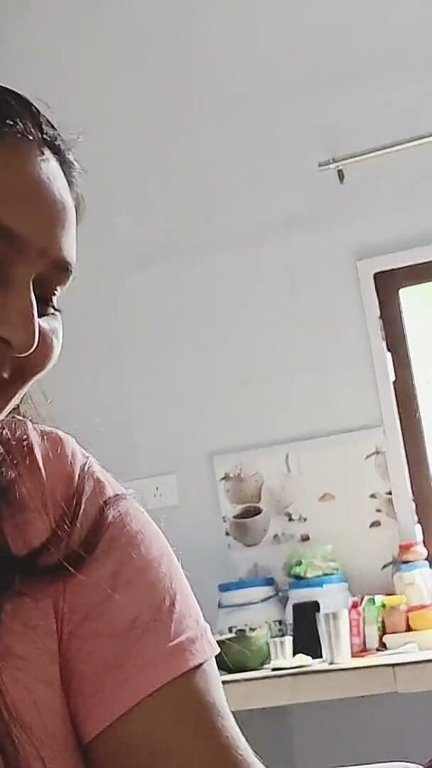 Desi chudai hub: Pik insmeren en een gladde handjob, daarna klaarkomen in haar...