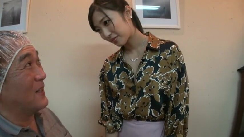 CherryBONBON: 那个沙龙，她的眼睛一直见到我，就像她想要更多一样